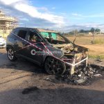 Rogo alla periferia di Lecce, alle fiamme la Jeep di una bancaria: nei filmati l'autore del raid - Corriere Salentino