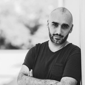 “L’ultima apra la porta”, lo spettacolo di Carlo Albé fa tappa alle Officine Cantelmo - Corriere Salentino