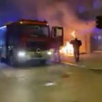 Divampa un incendio all'esterno del negozio, le fiamme raggiungono i balconi delle case: danni e paura - Corriere Salentino