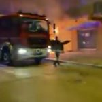 Divampa un incendio all'esterno del negozio, le fiamme raggiungono i balconi delle case: danni e paura - Corriere Salentino