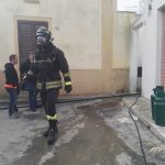 Esce di casa e divampano le fiamme: appartamento distrutto, muore uno dei cani - Corriere Salentino