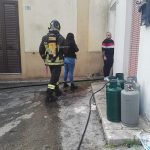 Esce di casa e divampano le fiamme: appartamento distrutto, muore uno dei cani - Corriere Salentino