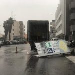 Il Salento nella morsa del maltempo: divelti alberi, cartelloni e impalcature. Pini caduti sulle scuole - Corriere Salentino