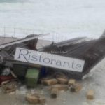 Tromba d'aria sul litorale ionico: barche spazzate via dal vento, distrutti muretti, lidi e ristoranti - Corriere Salentino