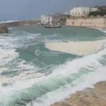 Le immagini paurose dei paesi costieri del Salento, onde altissime. Polemiche contro alcuni sindaci - Corriere Salentino