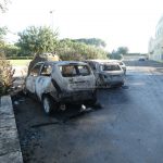 Notte “rovente” in tre comuni, le fiamme avvolgono sei auto: indagini in corso - Corriere Salentino