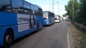 La barra resta giù, bloccati al passaggio livello automobilisti e pullman di studenti - Corriere Salentino