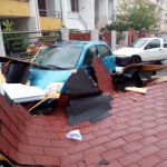 Il Salento nella morsa del maltempo: divelti alberi, cartelloni e impalcature. Pini caduti sulle scuole - Corriere Salentino