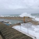 Le immagini paurose dei paesi costieri del Salento, onde altissime. Polemiche contro alcuni sindaci - Corriere Salentino