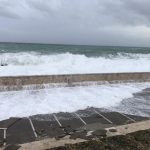 Le immagini paurose dei paesi costieri del Salento, onde altissime. Polemiche contro alcuni sindaci - Corriere Salentino