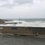 Le immagini paurose dei paesi costieri del Salento, onde altissime. Polemiche contro alcuni sindaci - Corriere Salentino