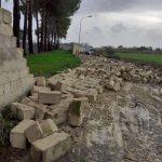 Il Salento nella morsa del maltempo: divelti alberi, cartelloni e impalcature. Pini caduti sulle scuole - Corriere Salentino