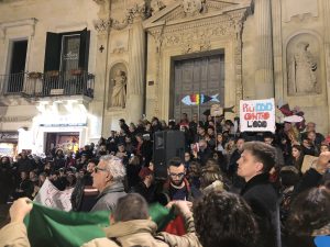 Le sardine in Piazza Sant’Oronzo cantano “Bella ciao” e lanciano il grido di battaglia antisovranista - Corriere Salentino