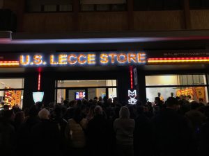 Il Lecce entusiasma e apre un altro store: bagno di tifosi a caccia di autografi - Corriere Salentino