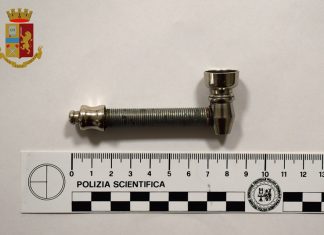 Impugna una pipa e picchia con schiaffi e pugni una donna per rapinarla: arrestato 34enne