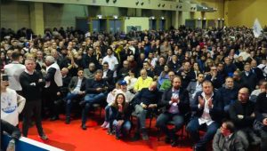 La prova di forza di Matteo Salvini a Bari, sfida interna a FdI e a Emiliano: qualcuno urla “No a Fitto” - Corriere Salentino