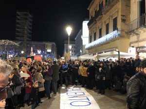 Le sardine in Piazza Sant’Oronzo cantano “Bella ciao” e lanciano il grido di battaglia antisovranista - Corriere Salentino