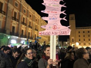 Le sardine in Piazza Sant’Oronzo cantano “Bella ciao” e lanciano il grido di battaglia antisovranista - Corriere Salentino