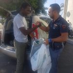 Solidarietà ed intercultura, agente e medico donano derrate e occhiali alle famiglie straniere in difficoltà - Corriere Salentino