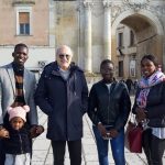 Solidarietà ed intercultura, agente e medico donano derrate e occhiali alle famiglie straniere in difficoltà - Corriere Salentino