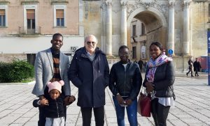 Solidarietà ed intercultura, agente e medico donano derrate e occhiali alle famiglie straniere in difficoltà - Corriere Salentino