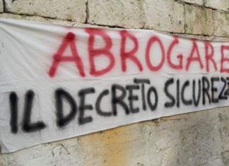 La protesta davanti alla Prefettura contro il decreto sicurezza