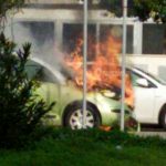 Fumo e fiamme dal cofano anteriore: auto prende fuoco. Paura in centro - Corriere Salentino