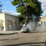 Fumo e fiamme dal cofano anteriore: auto prende fuoco. Paura in centro - Corriere Salentino
