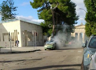 Fumo e fiamme dal cofano anteriore: auto prende fuoco. Paura in centro