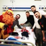 Babbo Natale GialloRosso e alcuni calciatori del Lecce in visita ai bambini ricoverati al Fazzi - Corriere Salentino