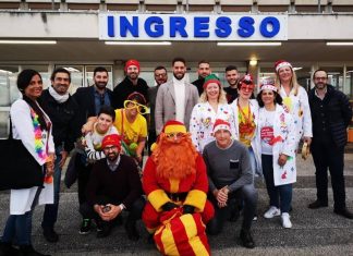Babbo Natale GialloRosso e alcuni calciatori del Lecce in visita ai bambini ricoverati al Fazzi