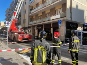 Lastra di vetro si stacca da un balcone al quinto piano, tragedia sfiorata nel centro di Lecce - Corriere Salentino