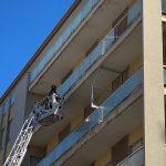 Lastra di vetro si stacca da un balcone al quinto piano, tragedia sfiorata nel centro di Lecce - Corriere Salentino