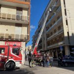 Lastra di vetro si stacca da un balcone al quinto piano, tragedia sfiorata nel centro di Lecce - Corriere Salentino