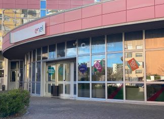 Litigio con gli sportellisti del punto Enel e poi le minacce: “Do fuoco a tutto e a tutti”, indagati due nigeriani