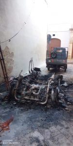 Misterioso incendio: in cenere microcar. Vasche e tubi d’acqua per spegnere il rogo - Corriere Salentino