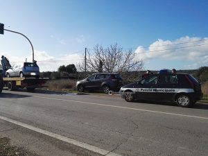 Un'auto la tampona mentre è ferma al semaforo, corsa in ospedale per una giovane donna incinta - Corriere Salentino