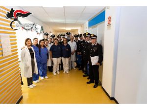 Natale più "dolce" per i piccoli pazienti del "Sacro Cuore": per loro un panettone donato dai carabinieri - Corriere Salentino