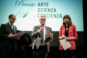 Il Premio Arte, Scienza e Coscienza all’Apollo commuove, entusiasma e stupisce il pubblico - Corriere Salentino