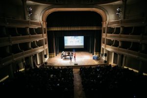 Il Premio Arte, Scienza e Coscienza all’Apollo commuove, entusiasma e stupisce il pubblico - Corriere Salentino