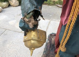 Doppio raid vandalico in piazza Duomo, danneggiate le statue del presepe: gli autori ripresi dalle telecamere