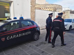 Armati di martello assaltano ufficio postale, in due fuggono con mille euro - Corriere Salentino