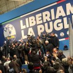La prova di forza di Matteo Salvini a Bari, sfida interna a FdI e a Emiliano: qualcuno urla “No a Fitto” - Corriere Salentino