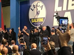 La prova di forza di Matteo Salvini a Bari, sfida interna a FdI e a Emiliano: qualcuno urla “No a Fitto” - Corriere Salentino