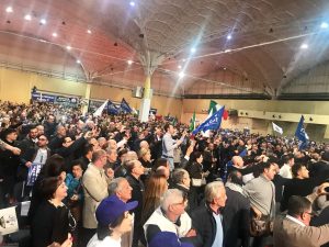 La prova di forza di Matteo Salvini a Bari, sfida interna a FdI e a Emiliano: qualcuno urla “No a Fitto” - Corriere Salentino