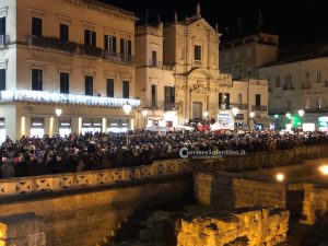 Le sardine in Piazza Sant’Oronzo cantano “Bella ciao” e lanciano il grido di battaglia antisovranista - Corriere Salentino