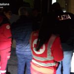 Barca a vela sbattuta sugli scogli: sbarco di fortuna per 33 migranti. Tra di loro anche minori - Corriere Salentino