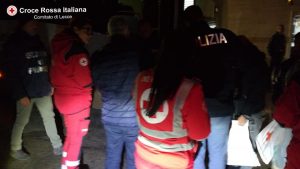 Barca a vela sbattuta sugli scogli: sbarco di fortuna per 33 migranti. Tra di loro anche minori - Corriere Salentino