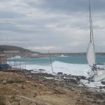 Barca a vela sbattuta sugli scogli: sbarco di fortuna per 33 migranti. Tra di loro anche minori - Corriere Salentino