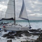 Barca a vela sbattuta sugli scogli: sbarco di fortuna per 33 migranti. Tra di loro anche minori - Corriere Salentino